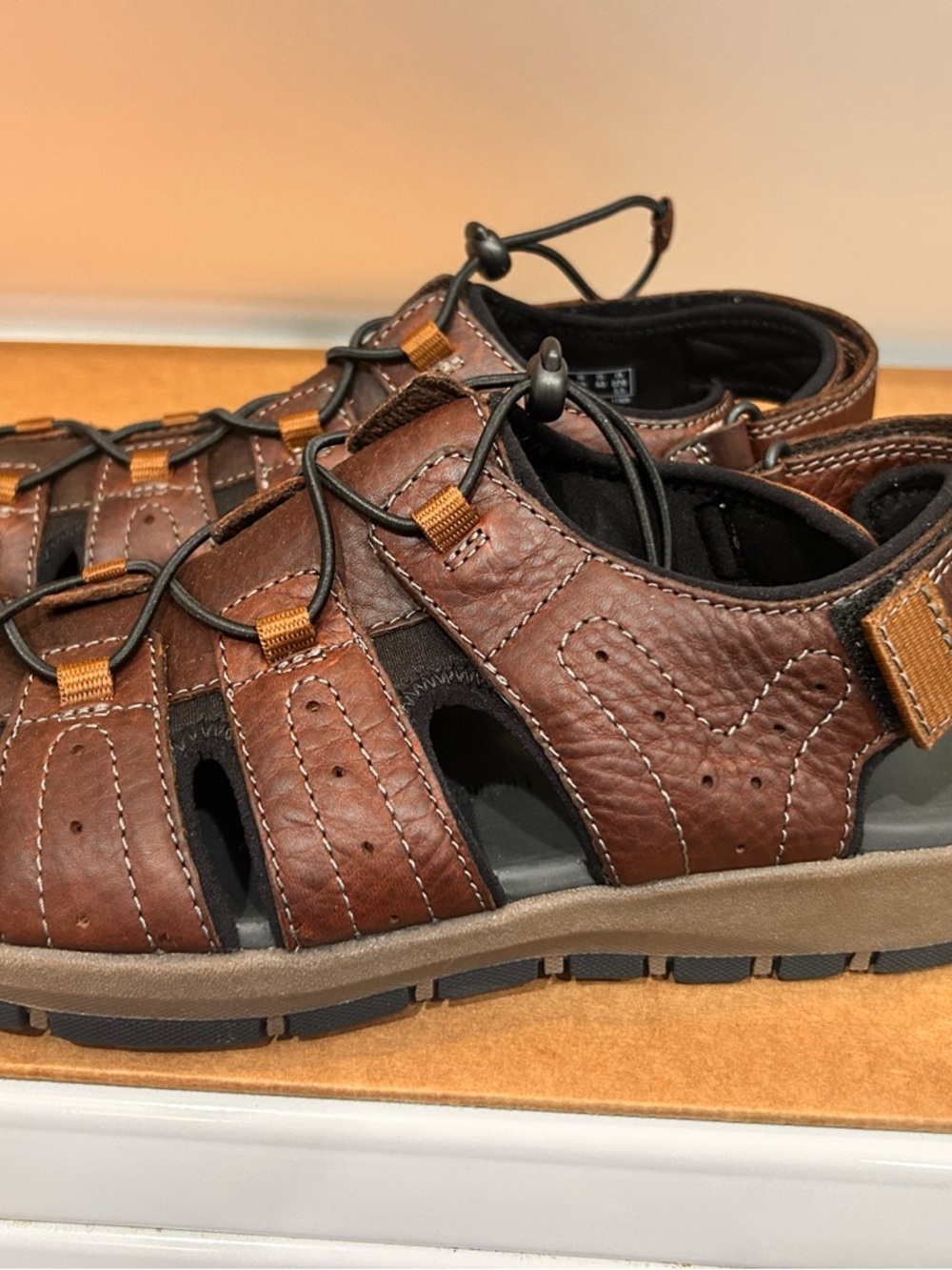 Clark's Men's Size 10 Brixby Cove Fishermen Leather Sandals